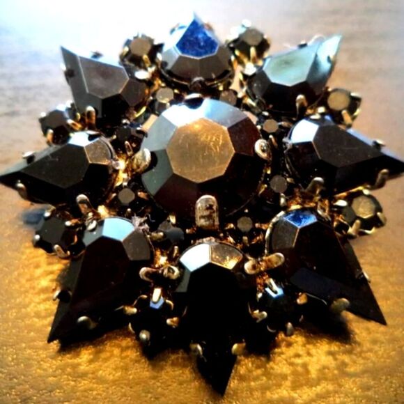 VINTAGE ESTATE RHINESTONE FLOWER 1 5/8" BROOCH - Picture 1 of 2